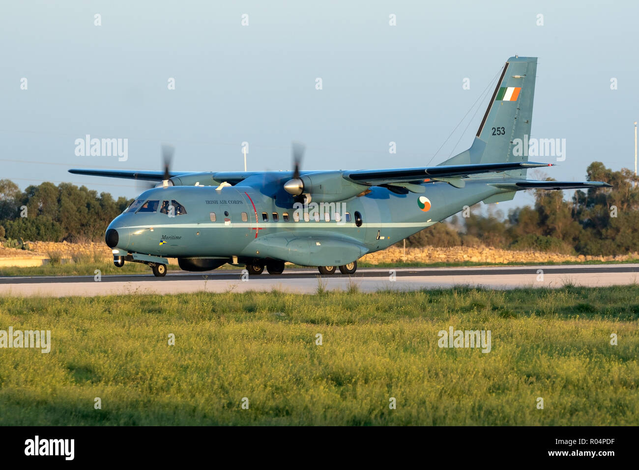 Irish Air Force CASA/IPTN CN-235 M-100 [REG: 253], die nach einem technischen Halt in Luqa. Stockfoto