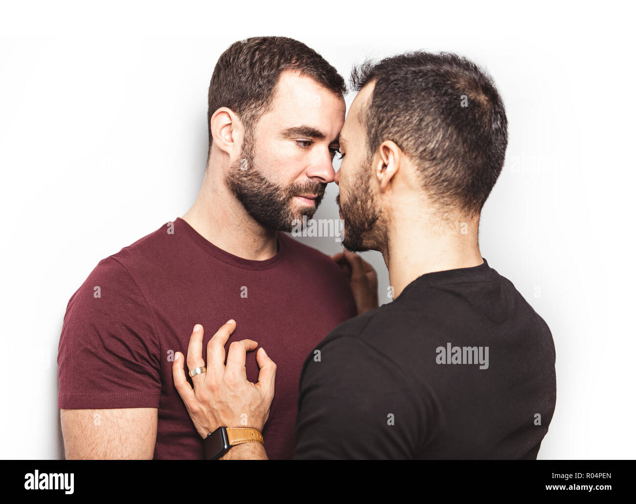 Junge Homosexuelle Homosexuelles Paar lieben einander auf einem weißen Hintergrund. Stockfoto