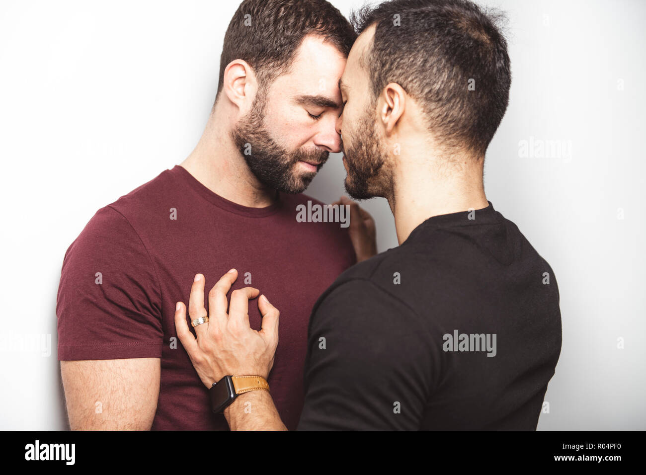 Junge Homosexuelle Homosexuelles Paar lieben einander auf einem weißen Hintergrund. Stockfoto