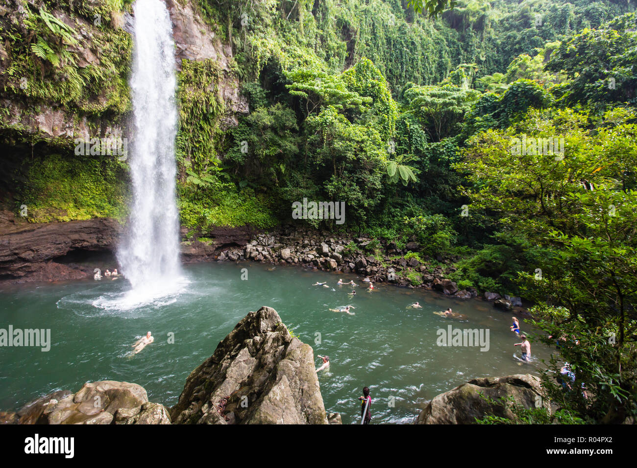 Touristen genießen die erfrischende kühle Wasser eines Wasserfalls auf Taveuni Island, Republik Fidschi, südpazifischen Inseln, Pazifik Stockfoto