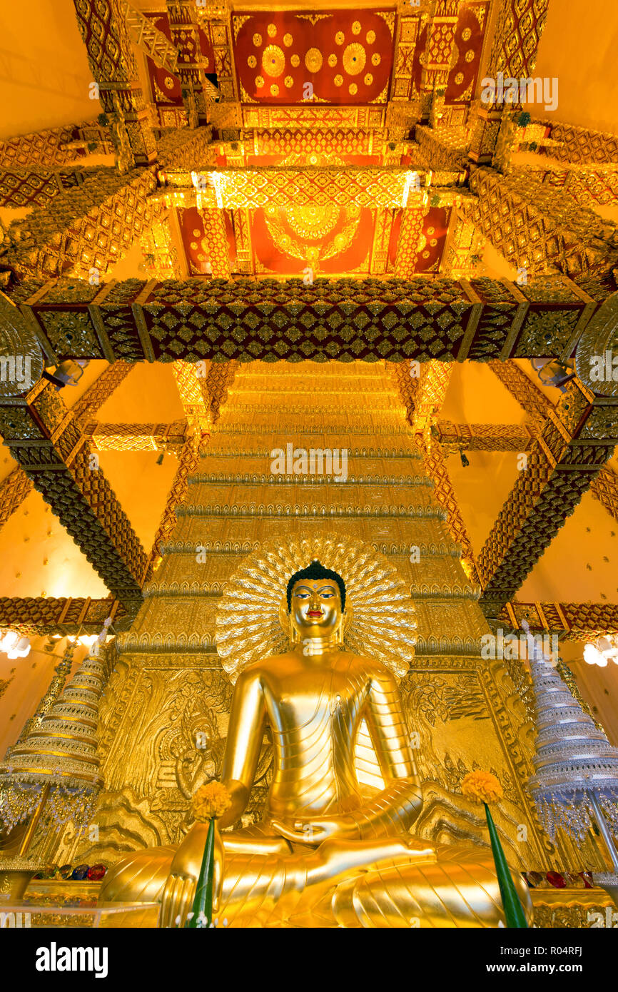 Golden Buddha Statue im Innern des Wat Phrathat Nong Bua Tempels in Ubon Ratchathani, Thailand Stockfoto