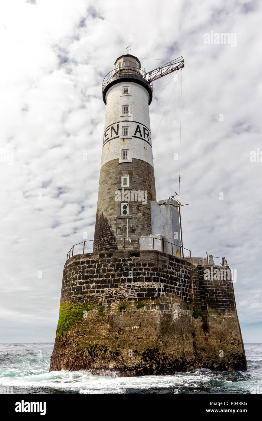 Die berühmten Armen Leuchtturm, klassifiziert als "Die Hölle des Hells', 16 km im offenen Meer, Bretagne, Frankreich Stockfoto