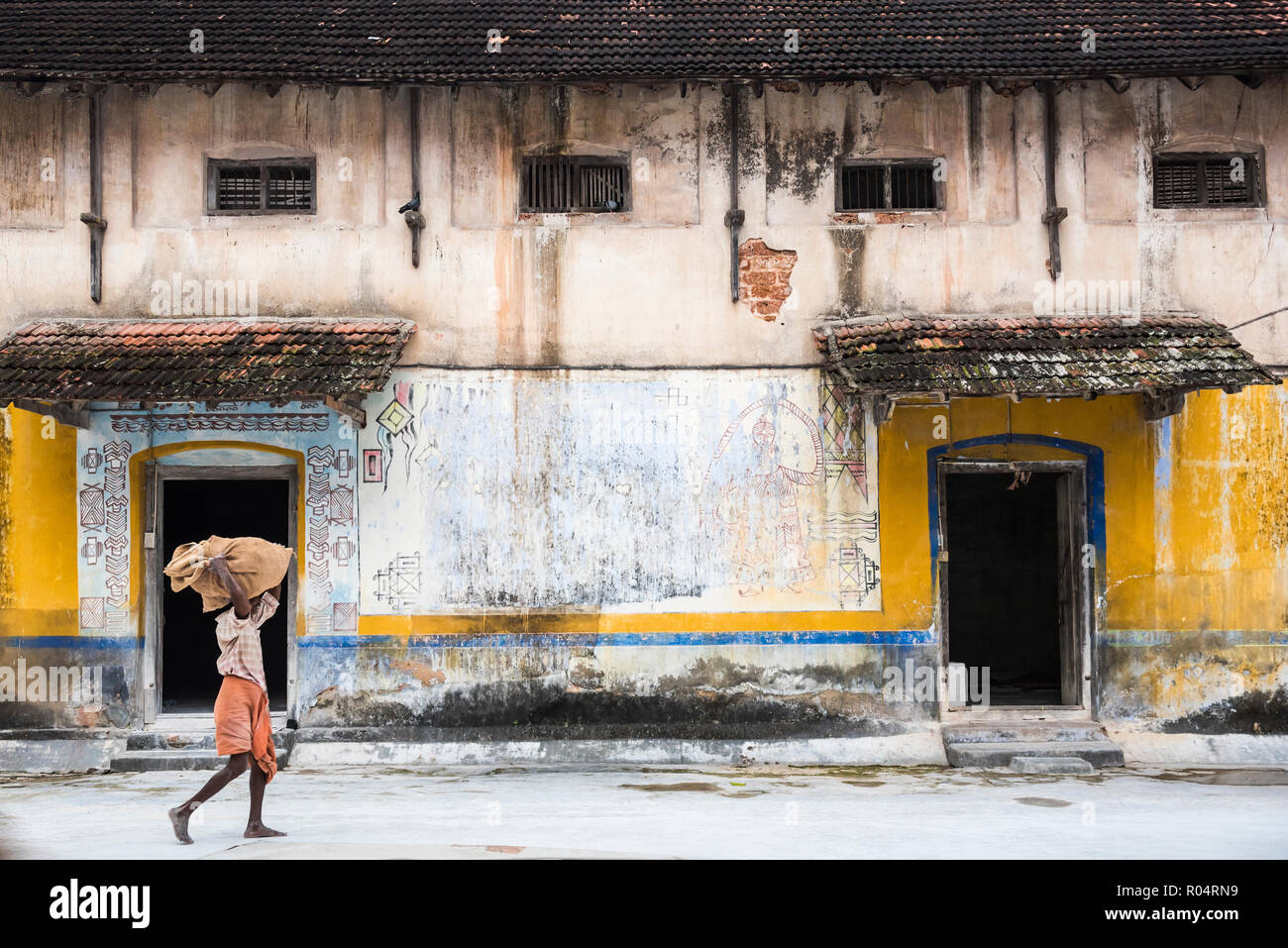 Mann, der einen Sack mit Ingwer, Fort Kochi (Cochin), Kerala, Indien, Asien Stockfoto