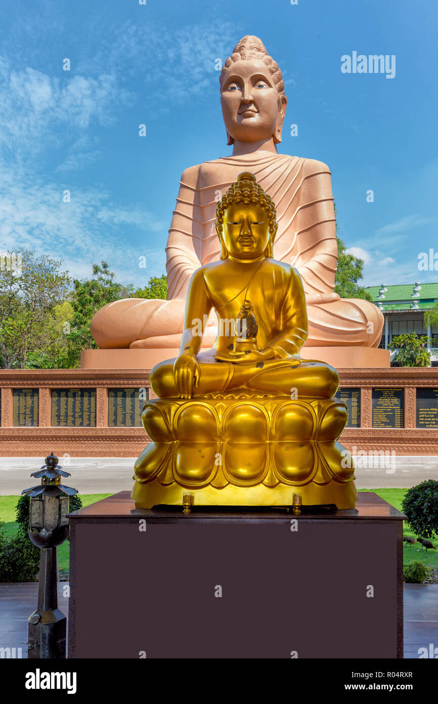 Zwei Buddhas Statuen im Wat Tham Pu-Wa Tempel in Kanchanaburi, Thailand Stockfoto