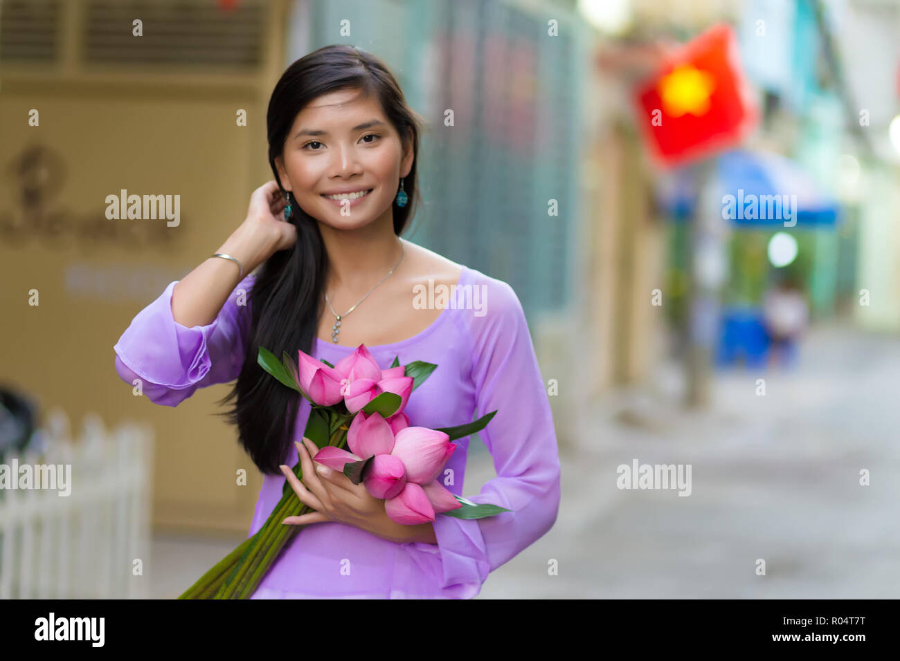 Vietnamesische Frau mit Lotus Blumen bud Bündel Stockfoto