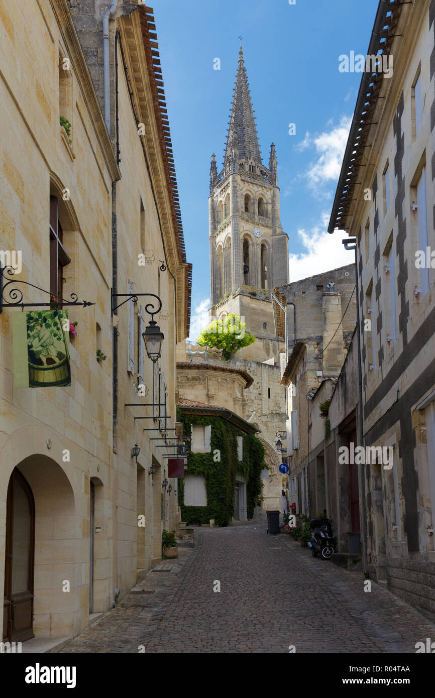 Saint Emilion Kirche und Straße, Unesco Weltkulturerbe Stadt, falmus für seinen Rotwein, Gironde, Frankreich Stockfoto