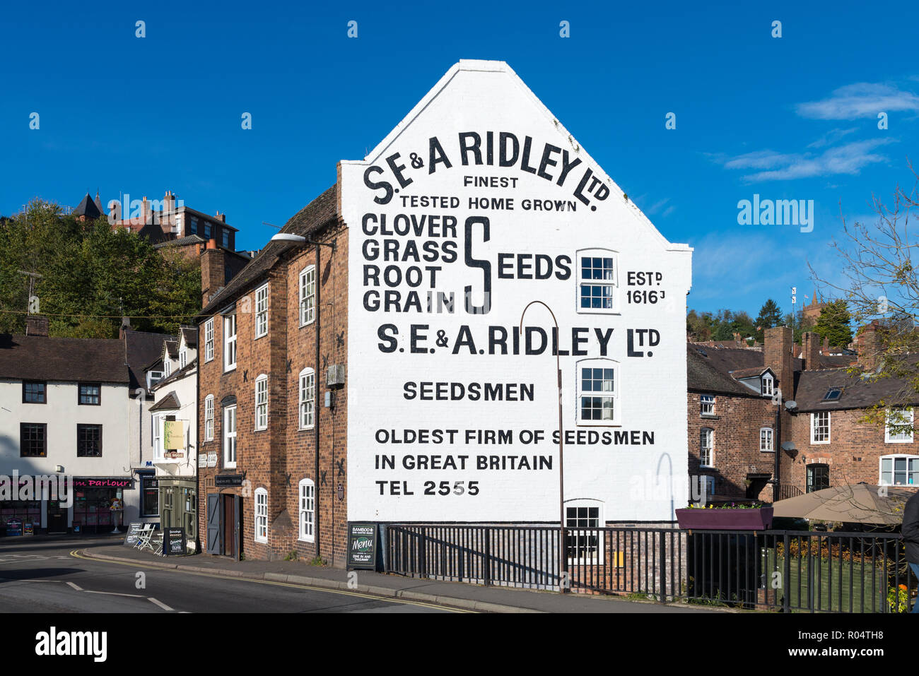 Großes Schild an der Wand für alte Ridley's Warehouse Samen malte neben der Brücke über den Fluss Severn in Bridgnorth, Shropshire Stockfoto