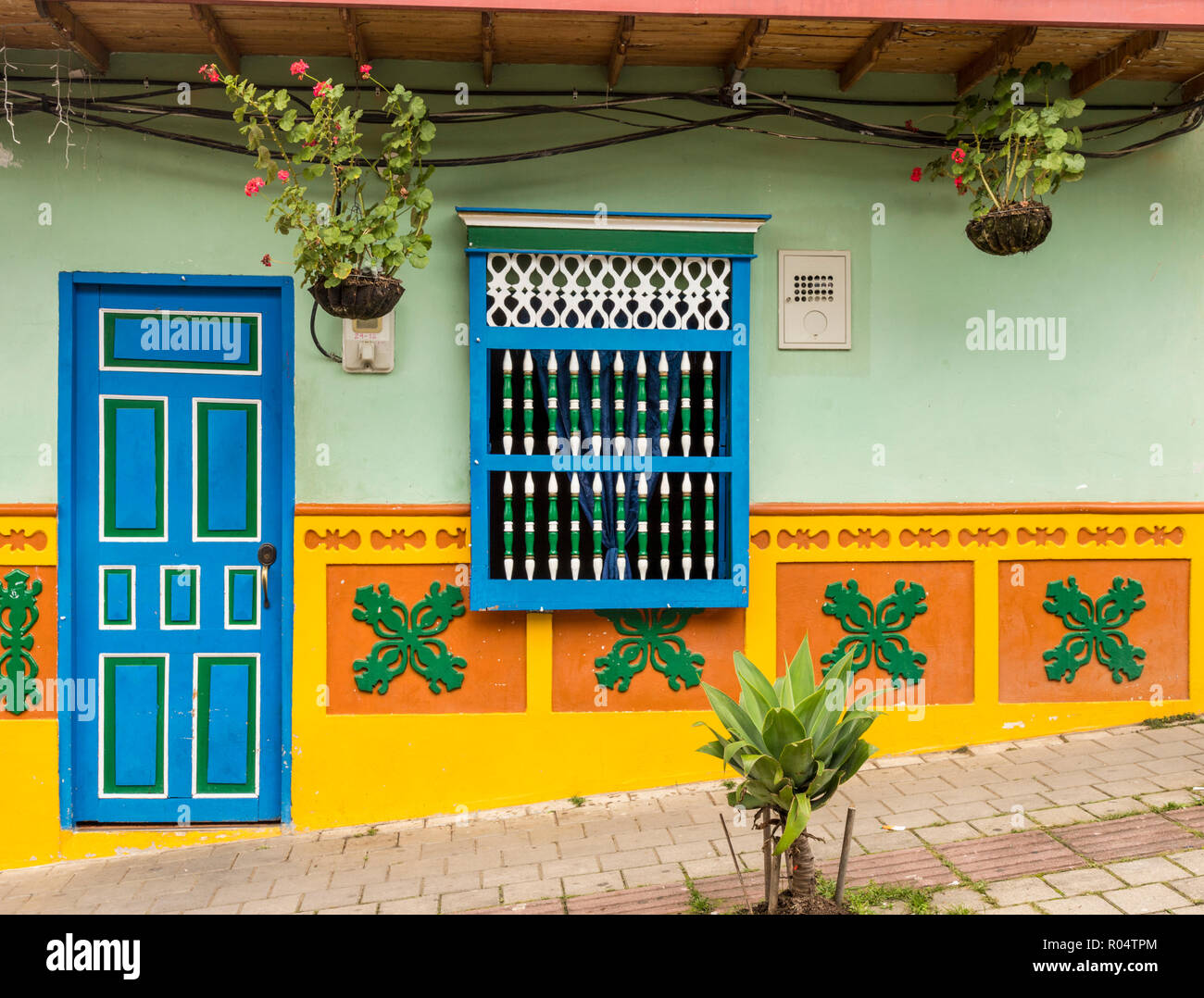 Die Fassade eines bunten Gebäude im traditionellen lokalen Fliesen bedeckt, in der malerischen Stadt Guatape, Kolumbien, Südamerika Stockfoto