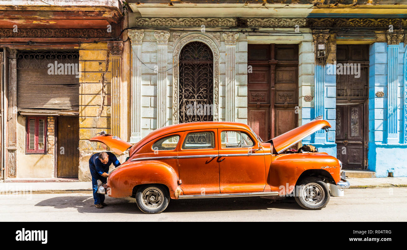 Eine typische Straßenszene in Centro in Havanna, Kuba, Karibik, Karibik, Zentral- und Lateinamerika Stockfoto Eine typische Straßenszene in Centro in Havanna, Kuba, Karibik, Karibik, Zentral- und Lateinamerika Stockfoto