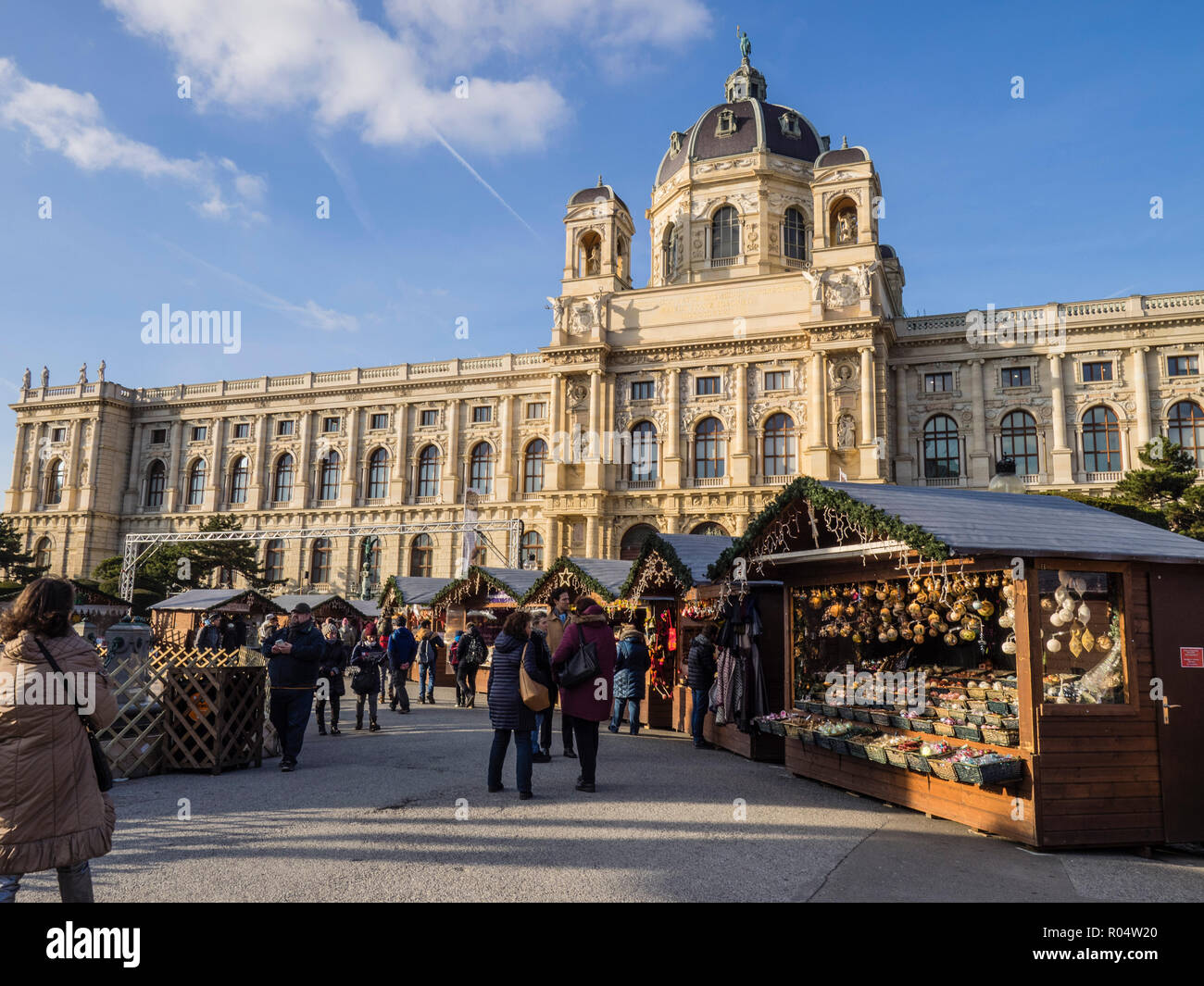 Weihnachtsmarkt außerhalb des Natural History Museum, Wien, Österreich, Europa Stockfoto