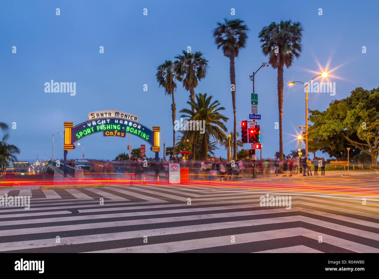 Eingang zum Santa Monica Pier in der Dämmerung, Santa Monica, Los Angeles, Kalifornien, Vereinigte Staaten von Amerika, Nordamerika Stockfoto
