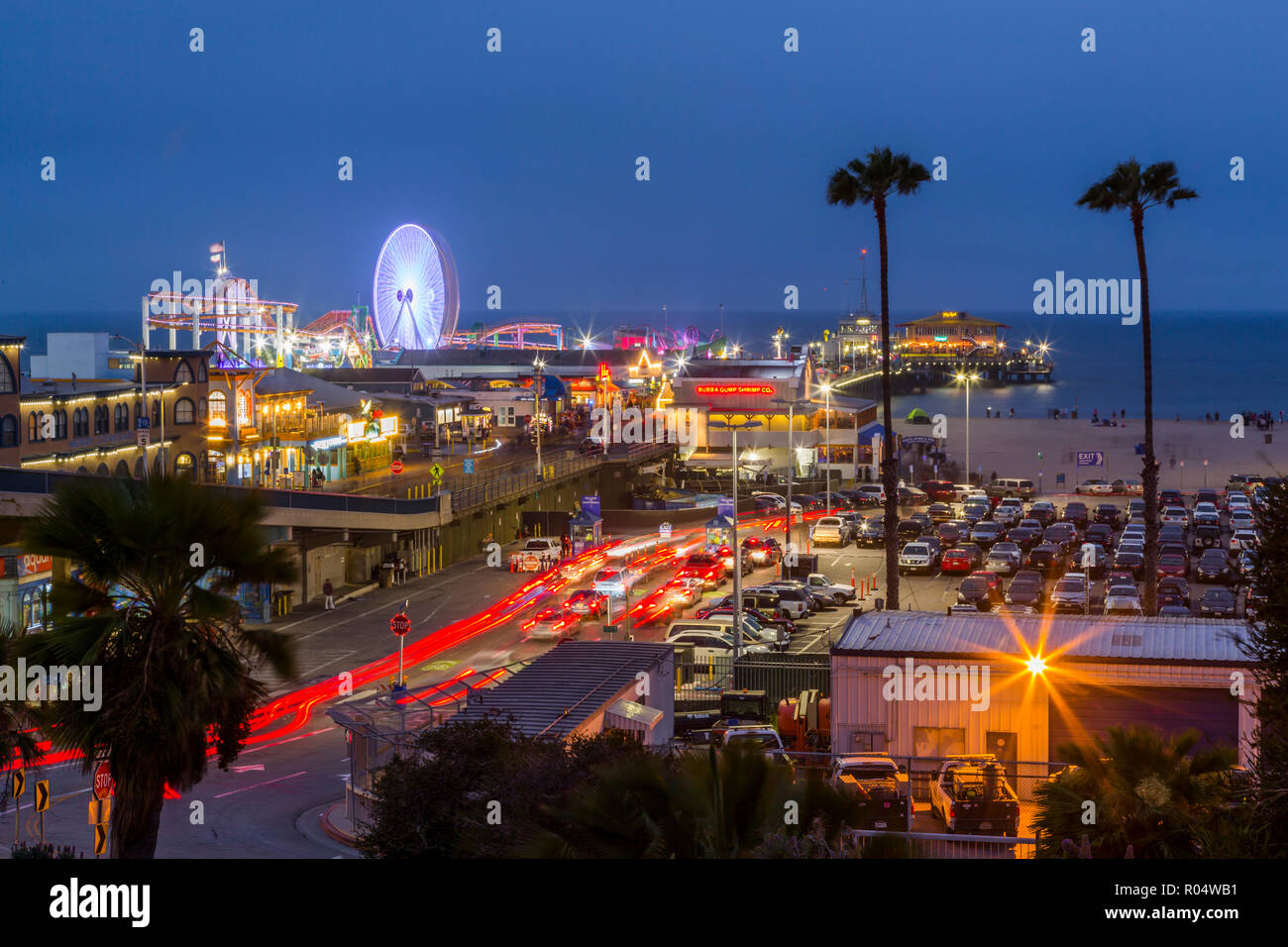 Blick auf Santa Monica Pier in der Dämmerung, Santa Monica, Los Angeles, Kalifornien, Vereinigte Staaten von Amerika, Nordamerika Stockfoto