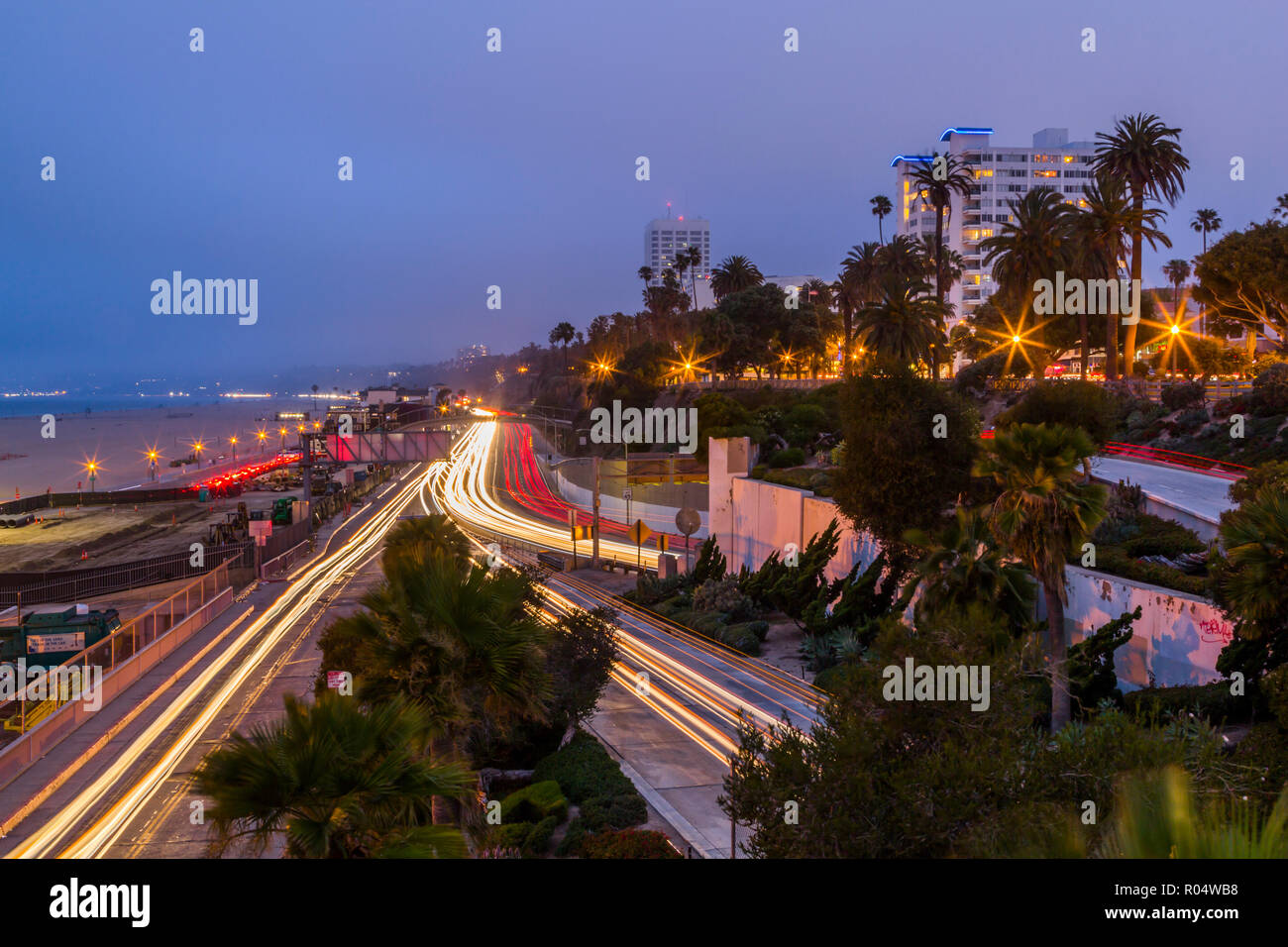Anzeigen von Pacific Coastal Highway bei Dämmerung, Santa Monica, Los Angeles, Kalifornien, Vereinigte Staaten von Amerika, Nordamerika Stockfoto