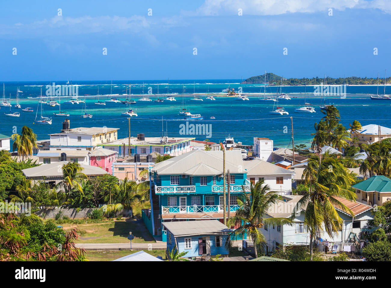 Anzeigen von Clifton und Clifton Harbour, Union Island, Palm Island in der Ferne, die Grenadinen, St. Vincent und die Grenadinen Stockfoto