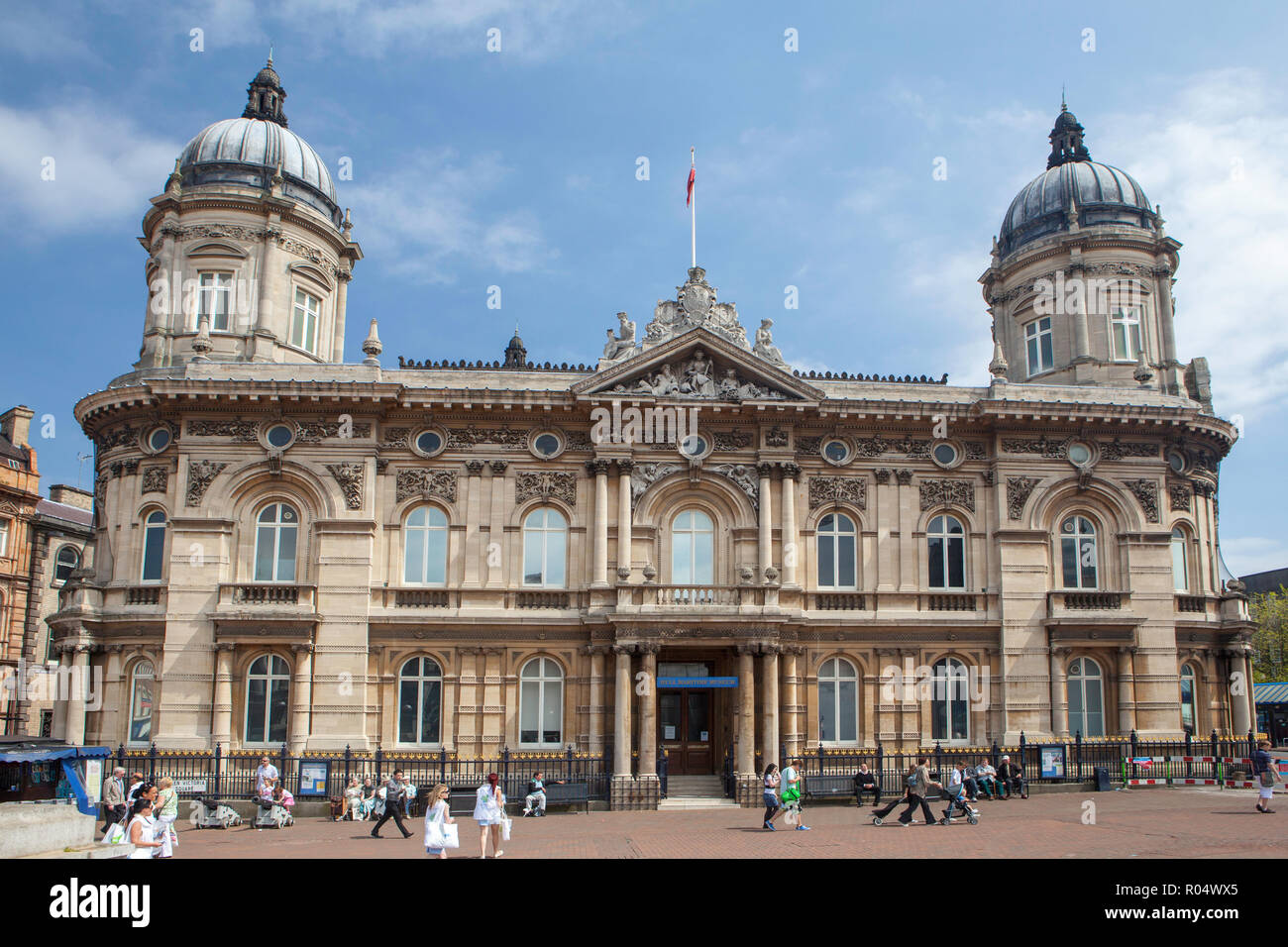 Die beeindruckende Fassade des Rumpfes Maritime Museum (zuvor das Dock Ofices) im Queen Victoria Square, Hull, Humberside, East Yorkshire Stockfoto