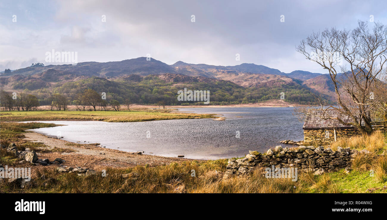 Llyn Dinas See im ersten Sonnenlicht, Snowdonia National Park, North Wales, Vereinigtes Königreich, Europa Stockfoto