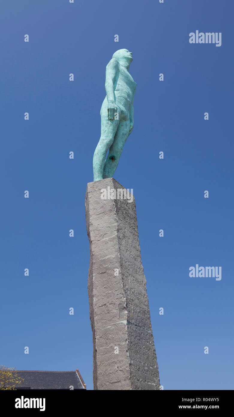 Reise, eine Bronzeskulptur eines Abbildung montiert auf einem hohen steinernen Sockel in Victoria Dock, Kingston upon Hull, Humberside, East Yorkshire Stockfoto