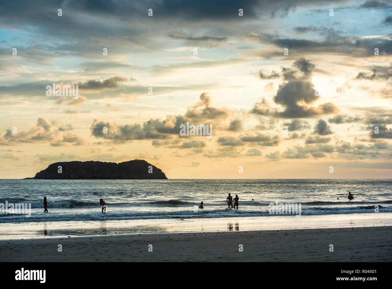 Playa Espadilla Strand bei Sonnenuntergang, Manuel Antonio, Pacific Coast, Costa Rica, Mittelamerika Stockfoto Playa Espadilla Strand bei Sonnenuntergang, Manuel Antonio, Pacific Coast, Costa Rica, Mittelamerika Stockfoto