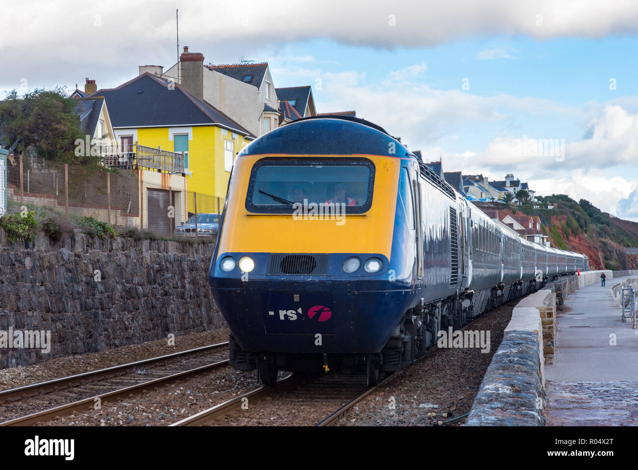 DAWLISH, Devon, Großbritannien - 26 Okt 2018: Gwr Klasse 43 Hochgeschwindigkeitszug 43198, nördlich von Dawlish Bahnhof. Stockfoto