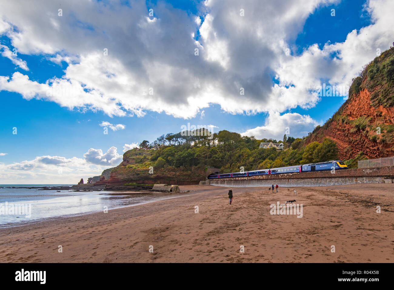DAWLISH, Devon, Großbritannien - 26 Okt 2018: Gwr Klasse 43 Hochgeschwindigkeitszug in Coryton Cove's zwischen Dawlish und Teignmouth. Stockfoto