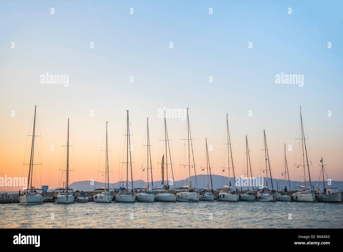 Segeln Boote bei Sonnenuntergang auf der Insel Agistri, Saronische Inseln, Griechische Inseln, Griechenland, Europa Stockfoto