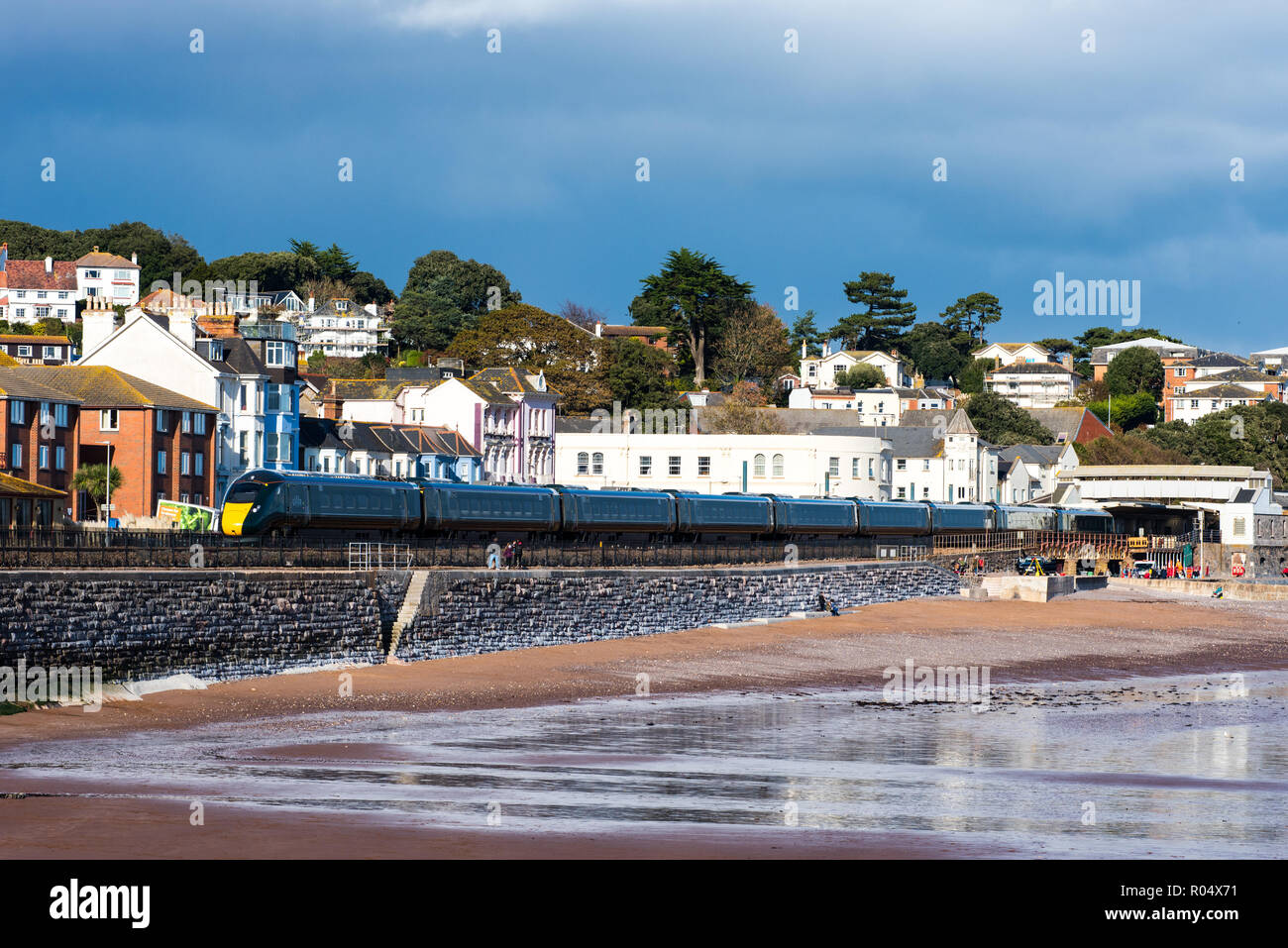 DAWLISH, Devon, Großbritannien - 26 Okt 2018: Gwr Klasse 802 High Speed Train 802009 nähern Dawlish Station aus dem Süden. Stockfoto