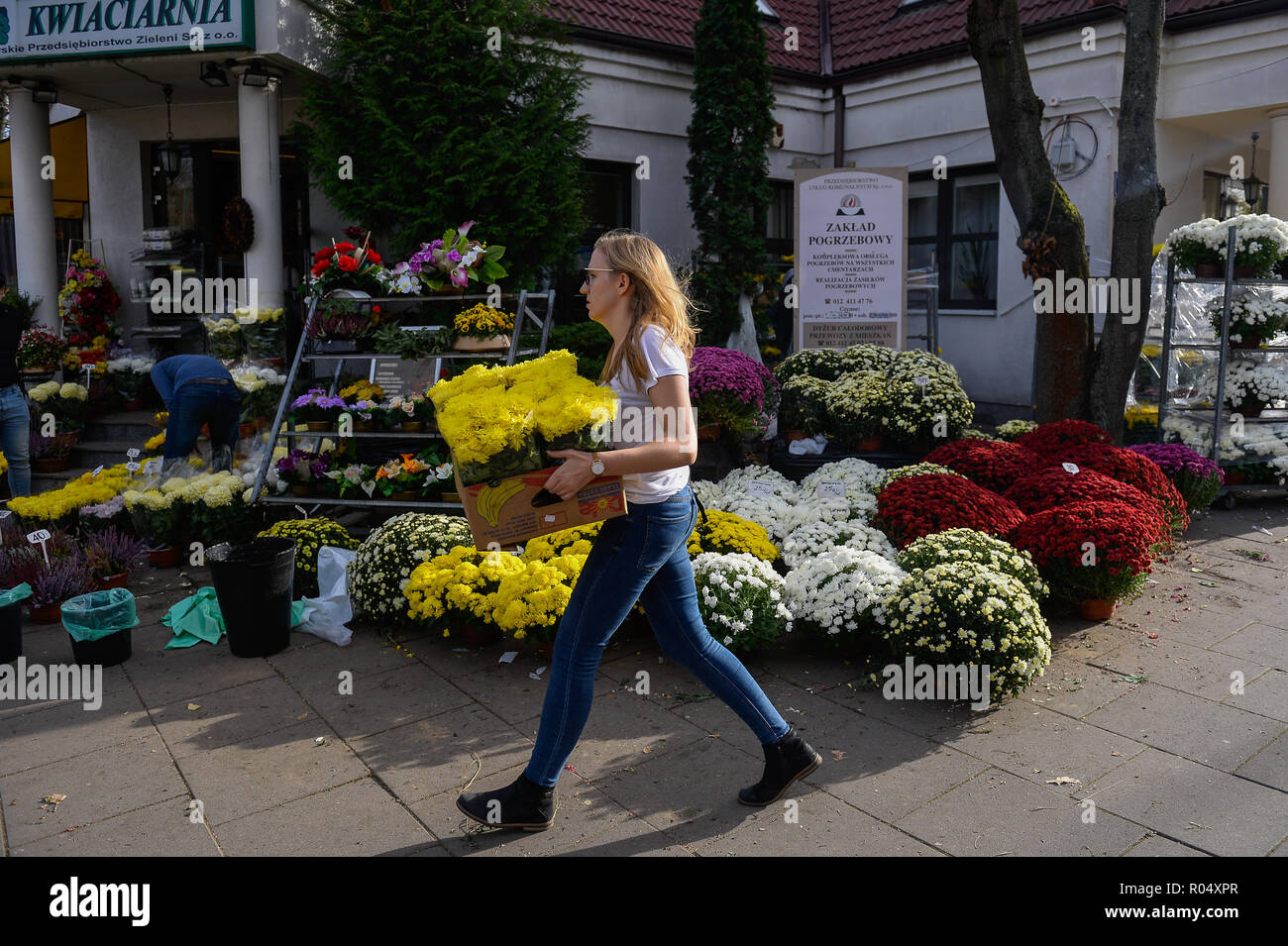 Krakau, Polen. 1 Nov, 2018. Eine Frau gesehen, die Blumen während der Feier. Allerheiligen, auch als der Tag der Toten bekannt, ist eine römisch-katholische Tag des Gedenkens an Freunde und lieben Verstorbenen. Credit: Omar Marques/SOPA Images/ZUMA Draht/Alamy leben Nachrichten Stockfoto