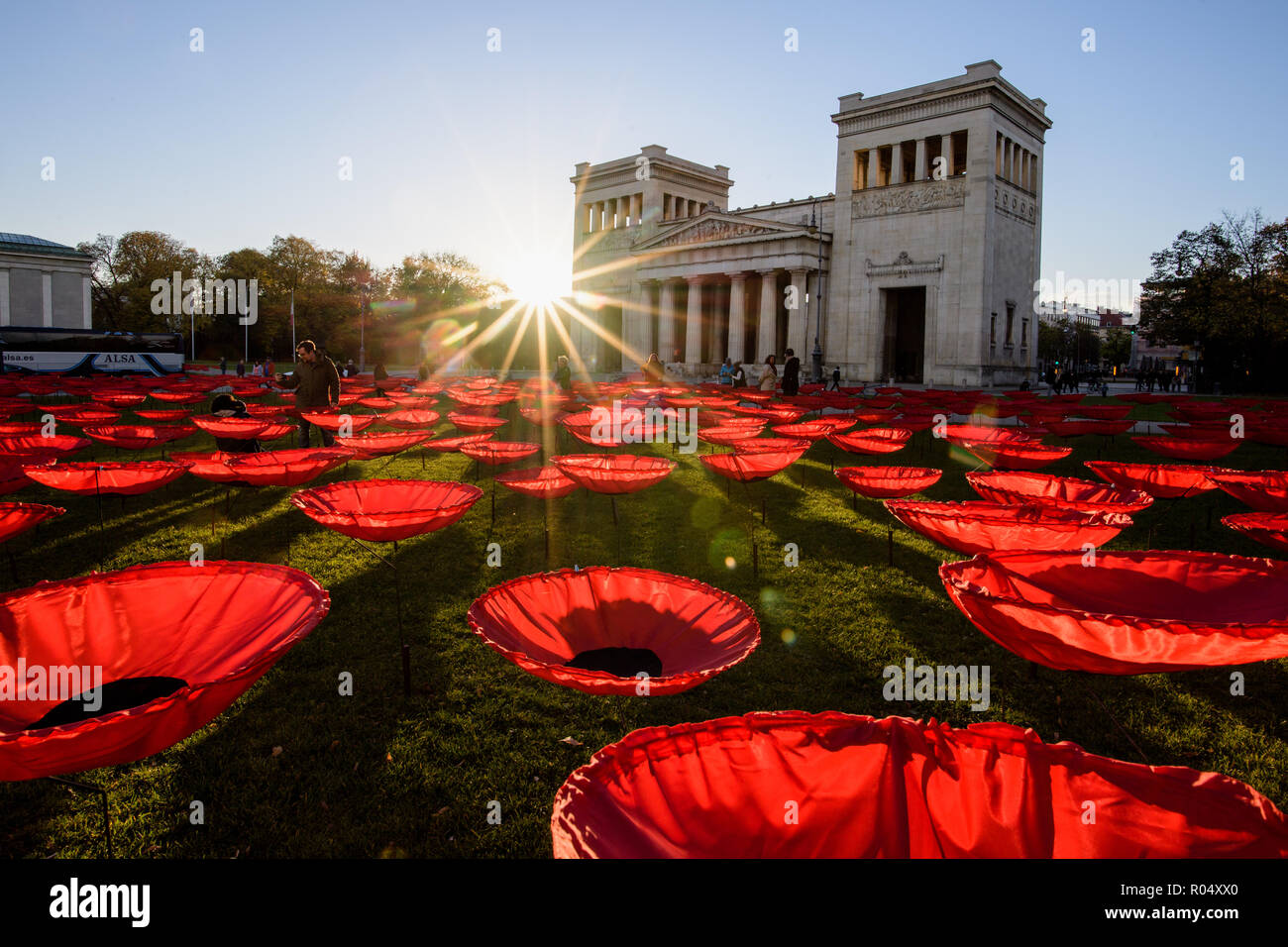 01. November 2018, Bayern, München: Zahlreiche riesige Mohnblumen kann in die Kunst der Installation 'Nie wieder gesehen" auf dem Königsplatz in München. Die Aktion Künstler Kuhn will bis zu 3000 giant Mohnblumen im Rahmen seiner Aktion am Ende des ersten Weltkrieges am 11.11. Vor 100 Jahren. Foto: Matthias Balk/dpa Stockfoto