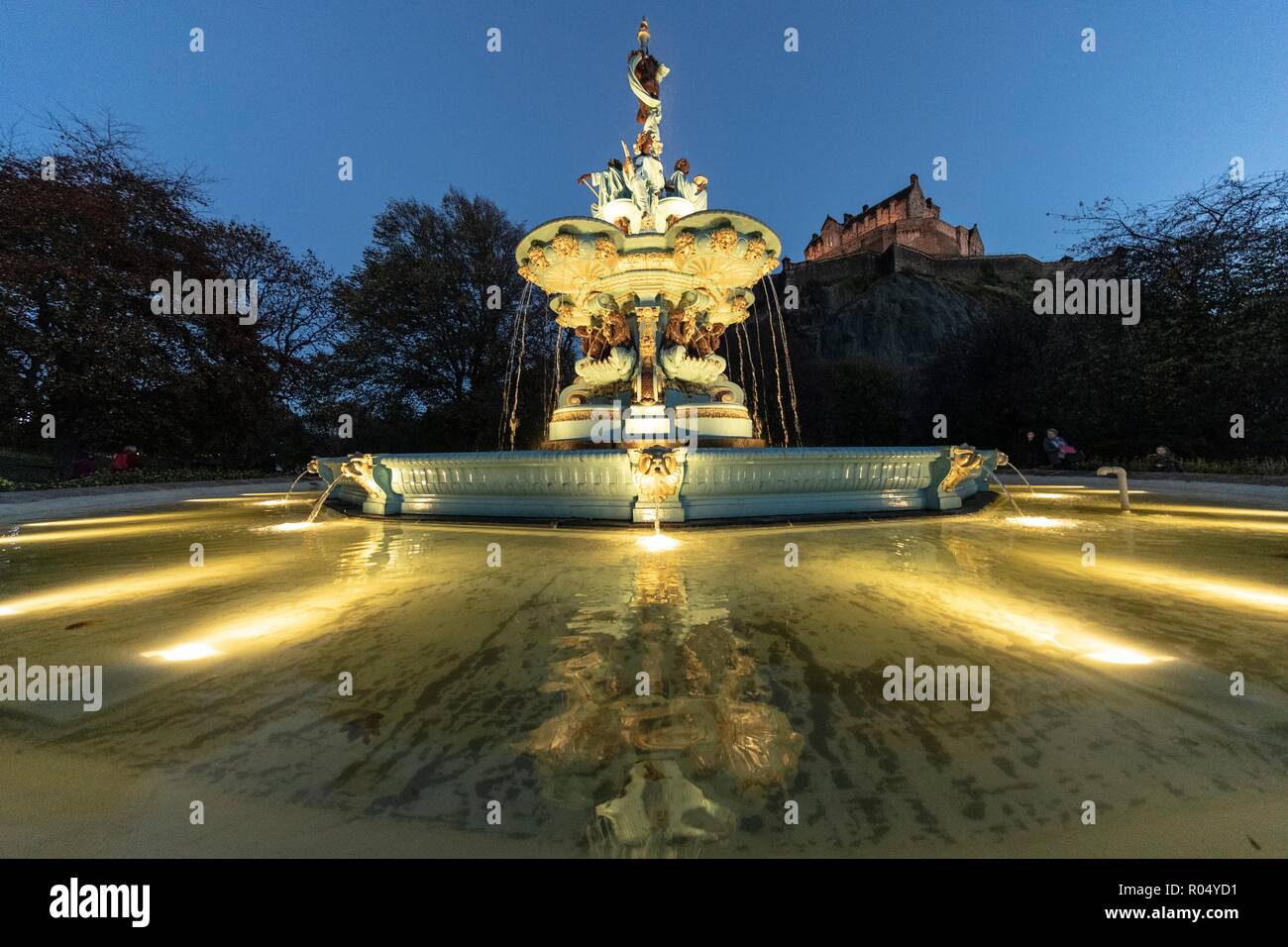 Edinburgh, Schottland, Großbritannien. 1. November 2018. Nach der Restaurierung des Ross Brunnen in Edinburgh's Princess Street Gardens im Juli, das Wasser wurde jetzt mit einem niedrigen Energie, Stand der Technik, wasserdichte LED-system Integral innerhalb der Springbrunnen Pools, die Wellen werden als das Wasser Projekt wird vom Wind bewegt, erstellen einen schimmernden Effekt nach Einbruch der Dunkelheit. Credit: Rich Dyson/Alamy leben Nachrichten Stockfoto