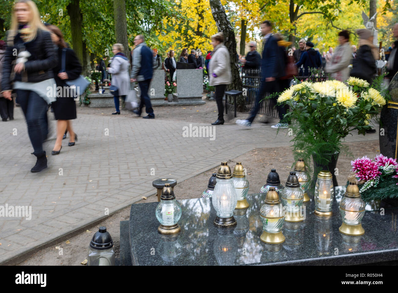 Szamotuly, Polen, 1. November 2018. Allerheiligen sind ein Festival, wenn Christen Friedhöfe die Gräber ihrer Angehörigen mit Blumen und Kerzen zu verzieren. In den lateinischen Kirchen, ein Hochfest zu Ehren aller Christen, der den Zustand der Erlösung erreicht haben und im Himmel sind, jährlich fallen am 1. November. Credit: Slawomir Kowalewski/Alamy leben Nachrichten Stockfoto