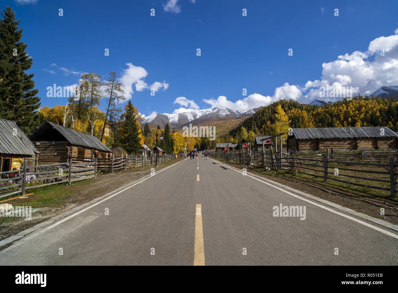 November 1, 2018 - Xinjiang, Xinjiang, China - Aletai, CHINA - Atemberaubende Herbstlandschaft von Aletai im Nordwesten ChinaÃ¢â'¬â"¢s Xinjiang. (Bild: © SIPA Asien über ZUMA Draht) Stockfoto