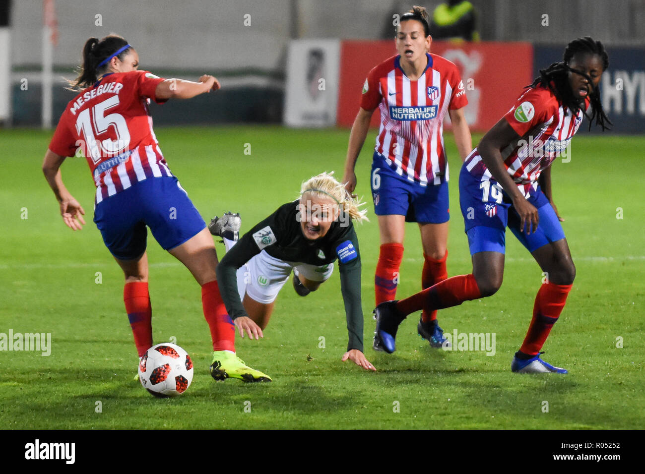 Madrid, Spanien. 31. Oktober, 2018. Spieler #22 Pernille HARDER (FW) versuchen, zwischen drei gegnerische Spieler die Ursache ist. Die UEFA Champions League. Umlauf von 16, 2 Bein. Spiel zwischen Atlético de Madrid 0 vs 6 Wolfsburg in Madrid, Spanien. Pedro Ros Sogorb/Alamy leben Nachrichten Stockfoto