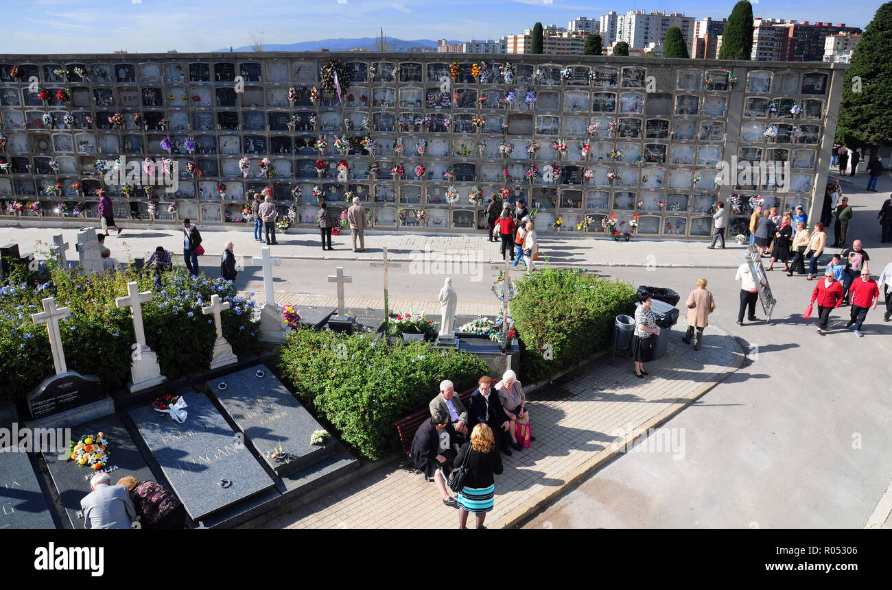 November 1, 2018 - L'Hospitalet, Barcelona, Spanien - Allgemeine Ansicht der städtischen Friedhof von L'Hospitalet Stadt auf Allerheiligen. Spanien feiert den Tag des Verstorbenen, wo Familie und Freunde die Friedhöfe, wo Ihre verstorbenen Verwandten rest besuchen. Credit: Ramon Costa/SOPA Images/ZUMA Draht/Alamy leben Nachrichten Stockfoto