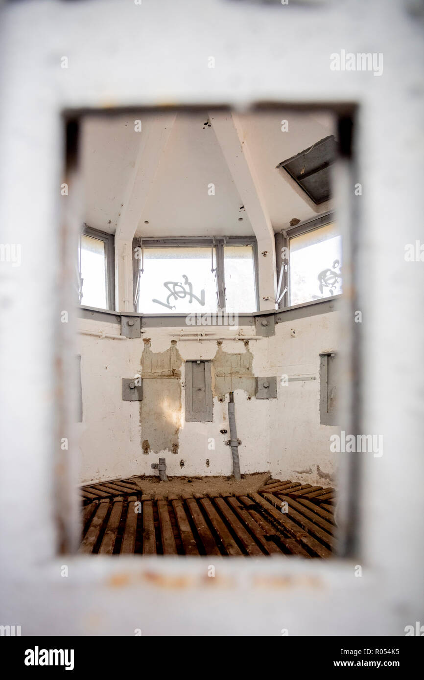 Berlin, Deutschland. Okt, 2018 18. Blick durch das Schießen die Welle in das Innere der Kanzel eines Wachturms Typ BT11 der 70er Jahre in das Lapidarium der Berliner Mauer Stiftung. Teile der Wände und in andere Teile der DDR-Grenzanlagen werden dort gespeichert. (Dpa-KORR" Stacheldraht und Stein Büste - Berlin sammelt Relikte der Abteilung "ab 02.11.2018) Quelle: Christoph Soeder/dpa/Alamy leben Nachrichten Stockfoto