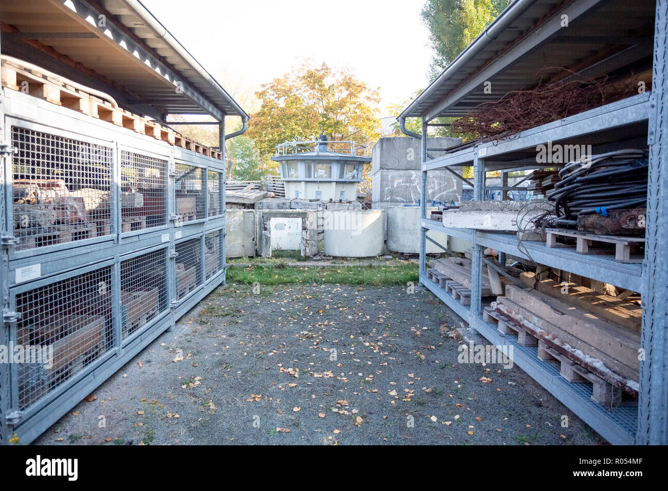 Berlin, Deutschland. Okt, 2018 18. Die Kanzel der Wachtturm vom Typ BT11 der 70er Jahre ist neben anderen Teilen der DDR-Grenzanlagen im Lapidarium der Berliner Mauer Stiftung gespeichert. Teile der Wände und in andere Teile der DDR-Grenzanlagen werden dort gespeichert. (Dpa-KORR" Stacheldraht und Stein Büste - Berlin sammelt Relikte der Abteilung "ab 02.11.2018) Quelle: Christoph Soeder/dpa/Alamy leben Nachrichten Stockfoto
