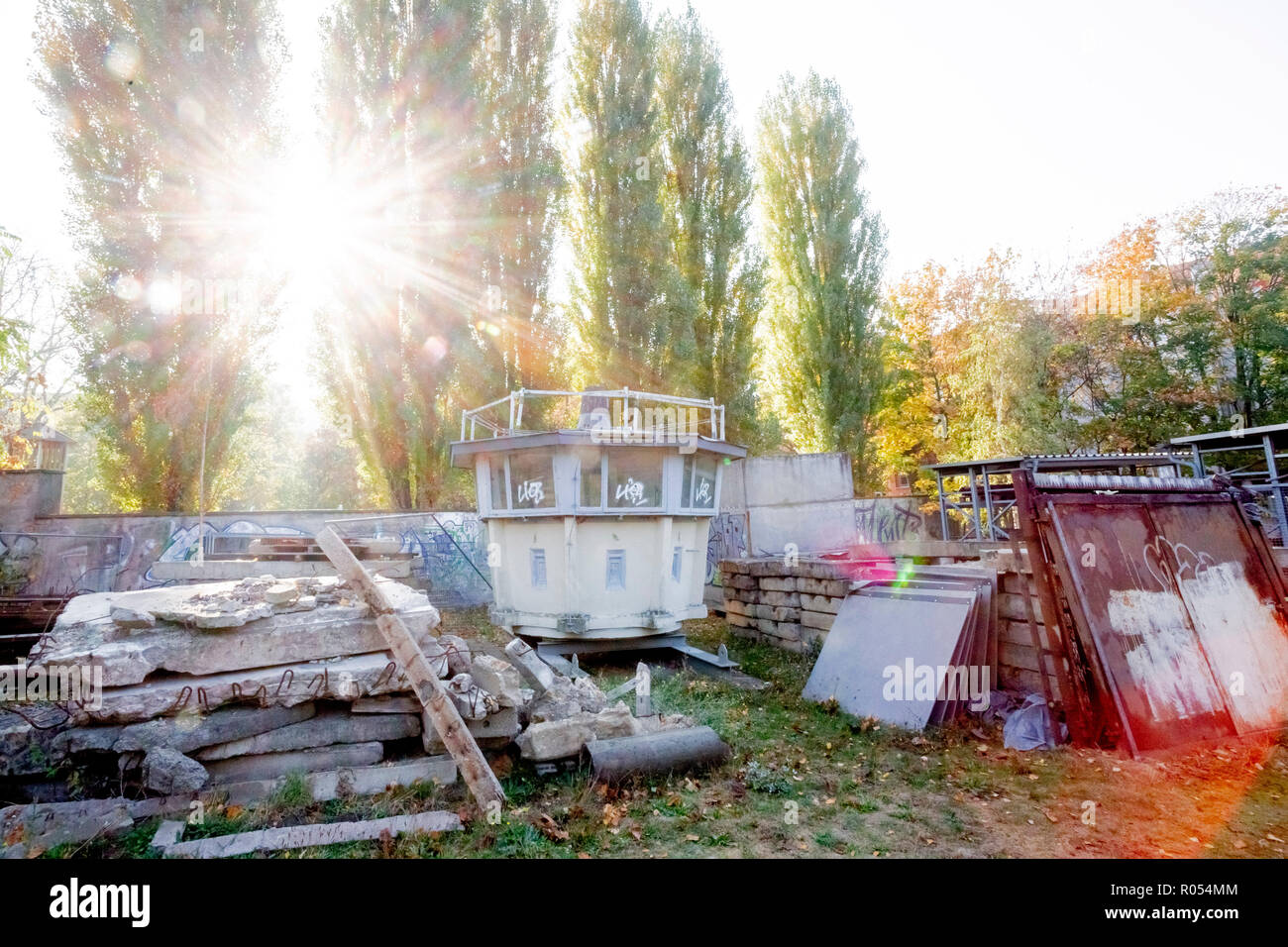 Berlin, Deutschland. Okt, 2018 18. Ergebnisse und Wand bleibt von den 1960er bis zu den 1980er Jahren aus Ausgrabungen am Nordbahnhof, die Kanzel des BT 11 Wachturm aus den 1970er Jahren und ein Tor der Grenzanlagen am Checkpoint Charlie im Lapidarium der Berliner Mauer Stiftung gespeichert sind. Teile der Wände und in andere Teile der DDR-Grenzanlagen werden dort gespeichert. (Dpa-KORR" Stacheldraht und Stein Büste - Berlin sammelt Relikte der Abteilung "ab 02.11.2018) Quelle: Christoph Soeder/dpa/Alamy leben Nachrichten Stockfoto