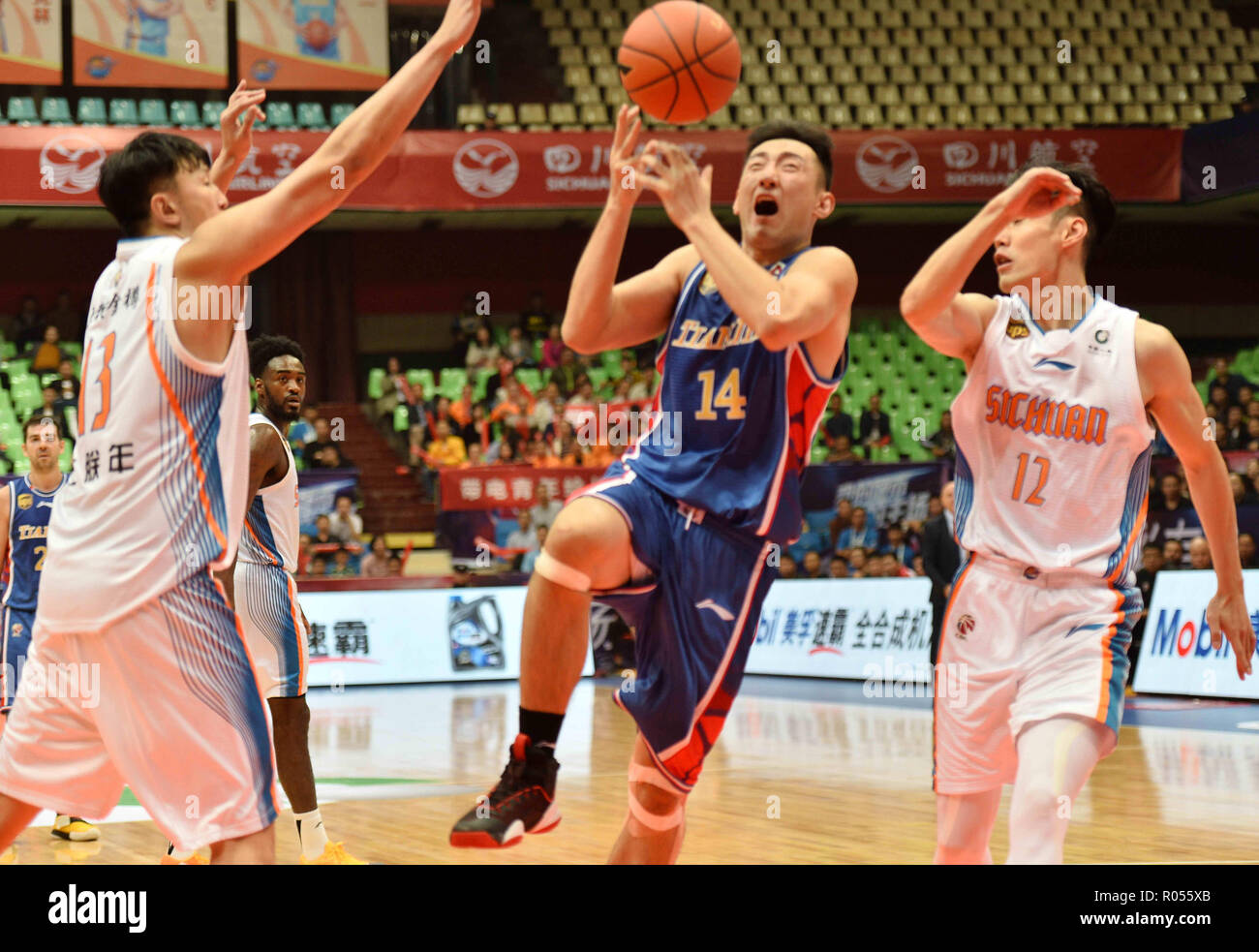 Chengdu Chengdu, China. 2 Nov, 2018. Chengdu, China - Sichuan Wuliang Jinzun Basketball Team Niederlagen Tianjin Binhai Yunshang 2018/19 102-99 an CBA in Chengdu, Südwesten ChinaÃ¢â'¬â"¢s Provinz Sichuan. Credit: SIPA Asien/ZUMA Draht/Alamy leben Nachrichten Stockfoto