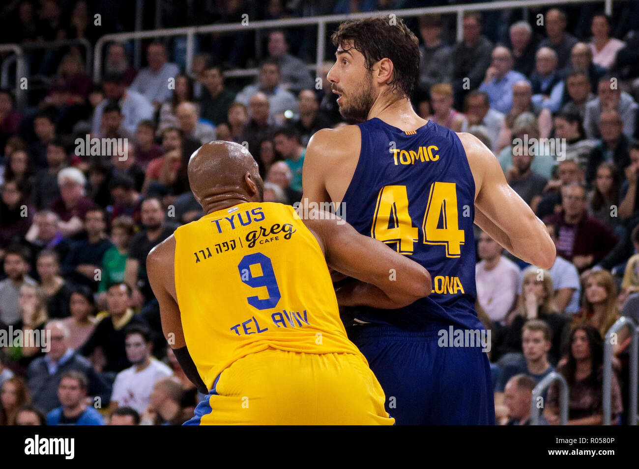 Tel Aviv, Israel. Am 1. November 2018, Palau Blaugrana, Barcelona, Spanien; Turkish Airlines EuroLeague Basketball; FC Barcelona Lassa gegen Maccabi Tel Aviv, Fox Ante Tomic des FC Barcelona versucht, die Alex Fox Tyus von Maccabi Tel Aviv Credit: UKKO Images/Alamy Leben Nachrichten weiterzugeben Stockfoto