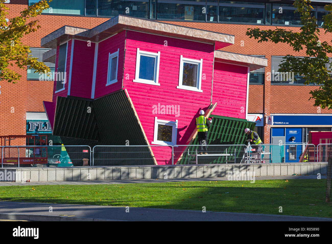 Bournemouth, Dorset, Großbritannien. 2 Nov, 2018. Der erste Kopf Haus, Topsy Turvy Haus wird in Bournemouth als Teil der Städte Weihnachten zusammengestellt. Die Besucher werden die Möglichkeit, Venture innen und Überwinde die Schwerkraft! Credit: Carolyn Jenkins/Alamy leben Nachrichten Stockfoto