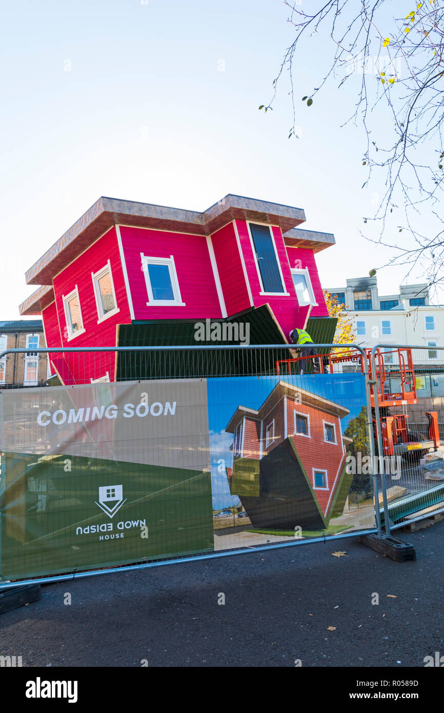 Bournemouth, Dorset, Großbritannien. 2 Nov, 2018. Der erste Kopf Haus, Topsy Turvy Haus wird in Bournemouth als Teil der Städte Weihnachten zusammengestellt. Die Besucher werden die Möglichkeit, Venture innen und Überwinde die Schwerkraft! Credit: Carolyn Jenkins/Alamy leben Nachrichten Stockfoto