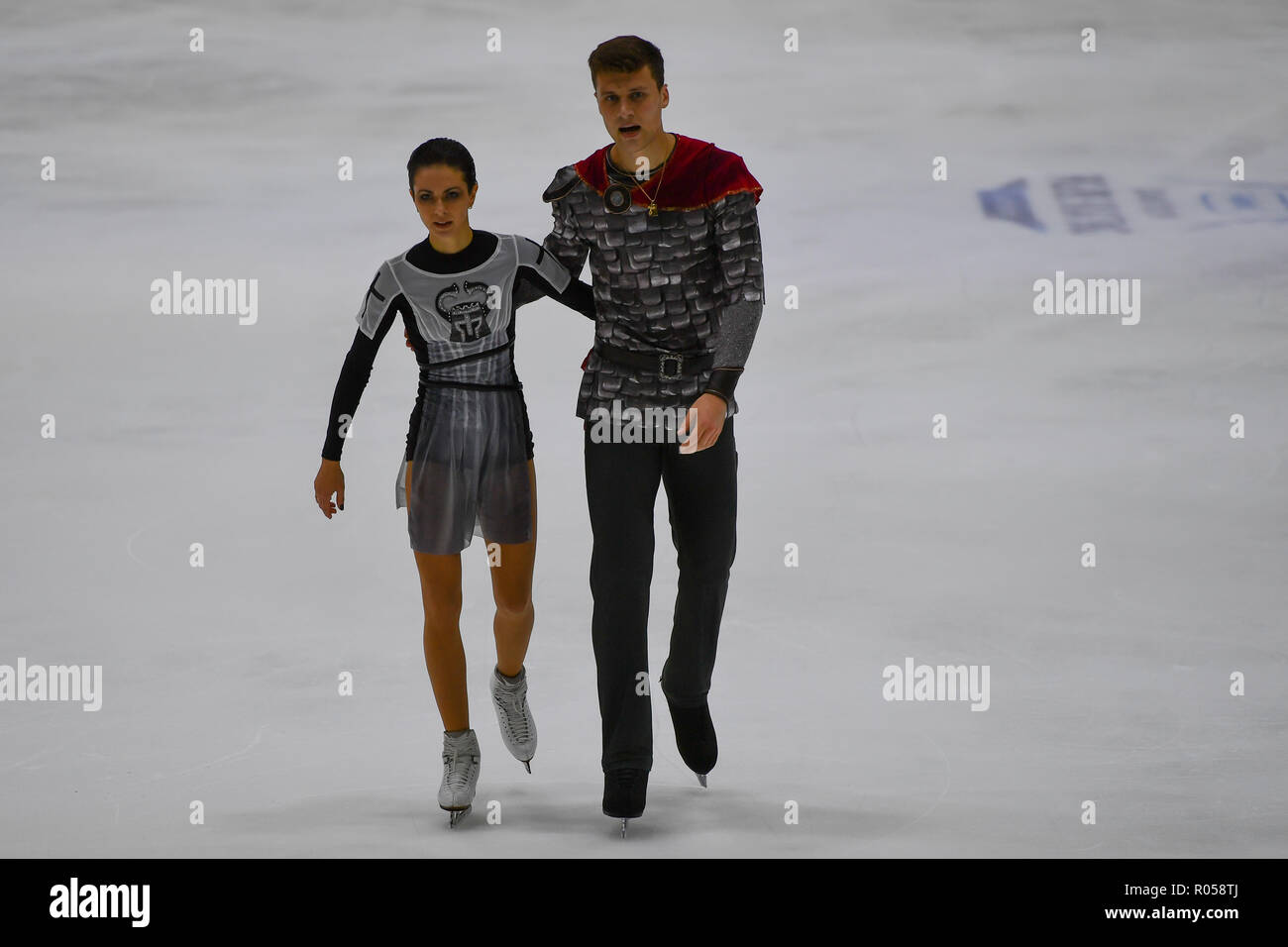Helsinki, Finnland. 2. Nov 2018. Natalia Zabiialko/Alexander Enbert (RUS) während in Paris kurz Programm der ISU-GP von Eiskunstlauf Helsinki 2018 an der Helsinki Ice Hall (Helsingin Jaahalli) am Freitag, 02. November 2018. HELSINKI. (Nur redaktionelle Nutzung, eine Lizenz für die gewerbliche Nutzung erforderlich. Keine Verwendung in Wetten, Spiele oder einer einzelnen Verein/Liga/player Publikationen.) Credit: Taka Wu/Alamy leben Nachrichten Stockfoto