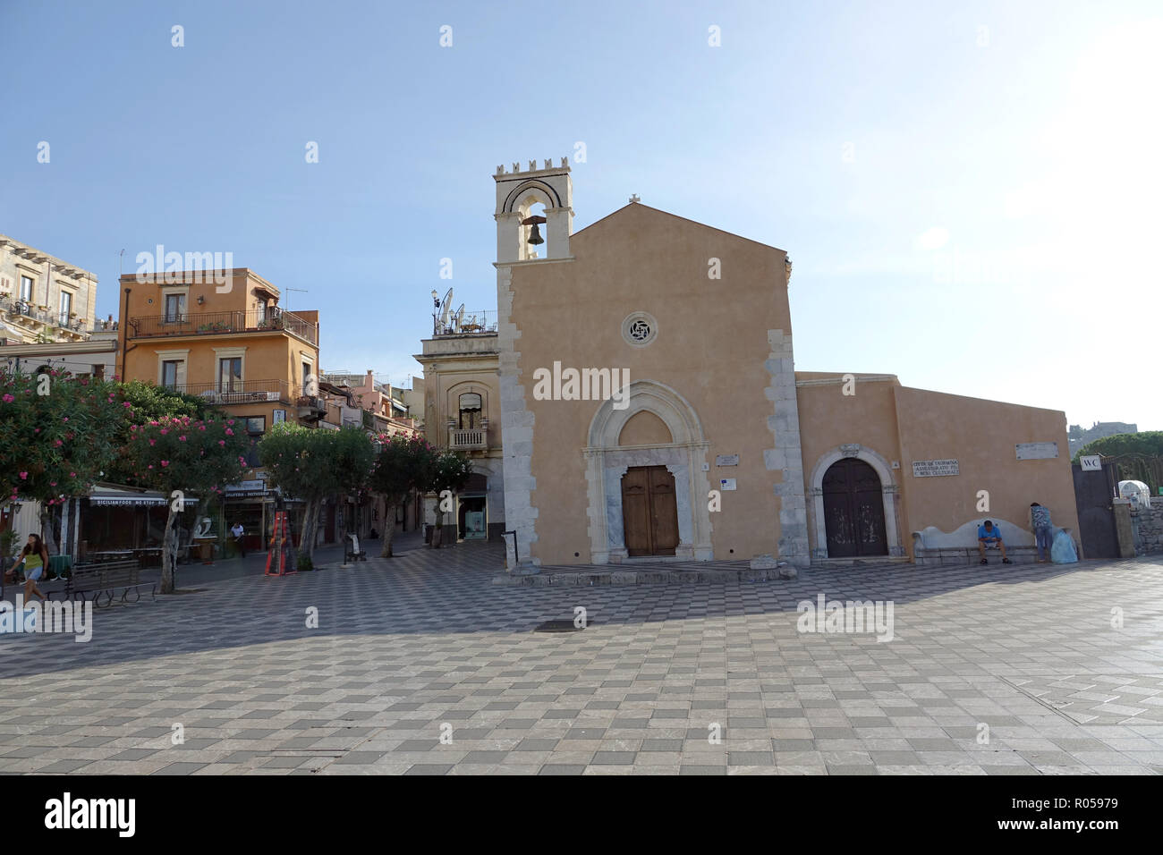 09.09.2018, Italien, Taormina: Die Kirche von Sant Agostino in Piazza IX. Aprile. Es wurde im 15. Jahrhundert erbaut. Foto: Alexandra Schuler/dpa | Verwendung weltweit Stockfoto