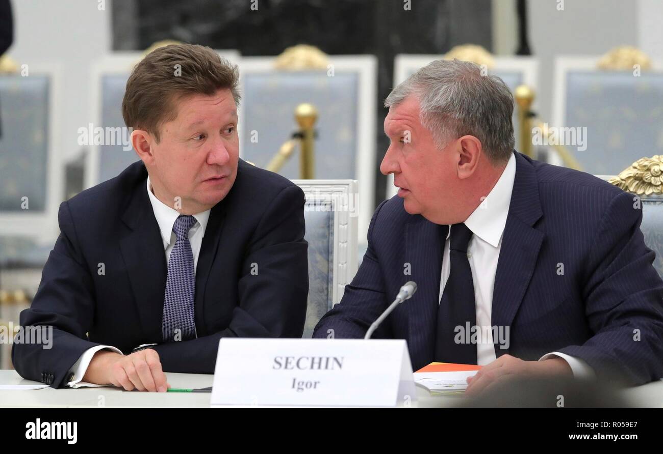 Alexei Miller, Vorstandsvorsitzender von Gazprom, Links, Chats mit Rosneft CEO Igor Setschin vor dem Beginn einer Konferenz mit deutschen Wirtschaftsvertretern im Kreml am 1. November in Moskau, Russland 2018. Stockfoto