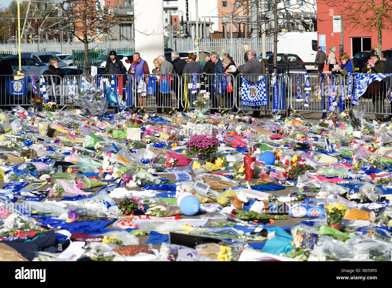 Leicester, Großbritannien. 02. November 2018: Floral Tribute, Trikots aus Clubs im In- und Ausland mit einer persönlichen Nachricht für die Opfer der Samstag Absturz eines Hubschraubers für die King Power Fußball Stadion weiterhin wächst und die inzwischen die meisten der Weg Ende der Masse. Credit: Ian Francis/Alamy leben Nachrichten Stockfoto