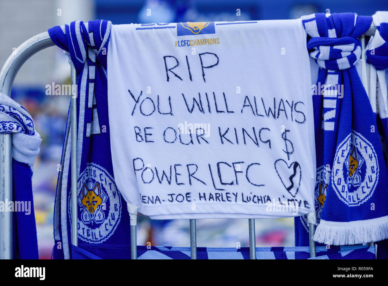 Leicester, Großbritannien. 02. November 2018: Floral Tribute, Trikots aus Clubs im In- und Ausland mit einer persönlichen Nachricht für die Opfer der Samstag Absturz eines Hubschraubers für die King Power Fußball Stadion weiterhin wächst und die inzwischen die meisten der Weg Ende der Masse. Credit: Ian Francis/Alamy leben Nachrichten Stockfoto
