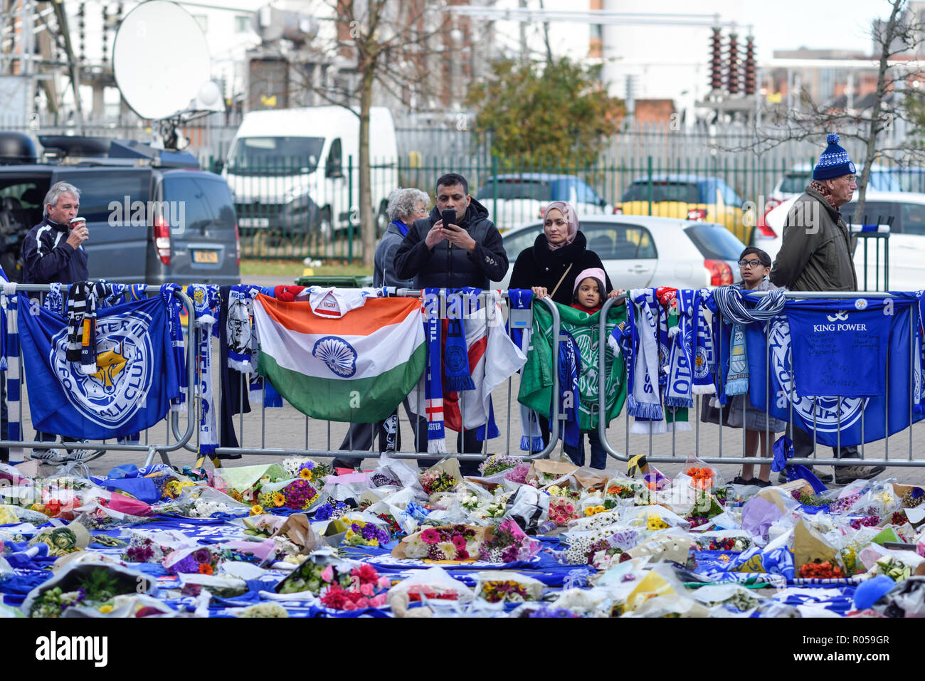 Leicester, Großbritannien. 02. November 2018: Floral Tribute, Trikots aus Clubs im In- und Ausland mit einer persönlichen Nachricht für die Opfer der Samstag Absturz eines Hubschraubers für die King Power Fußball Stadion weiterhin wächst und die inzwischen die meisten der Weg Ende der Masse. Credit: Ian Francis/Alamy leben Nachrichten Stockfoto