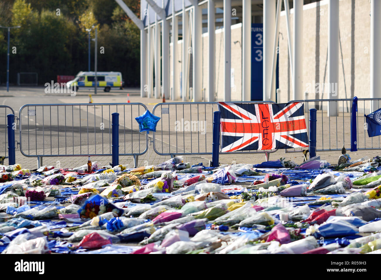 Leicester, Großbritannien. 02. November 2018: Floral Tribute, Trikots aus Clubs im In- und Ausland mit einer persönlichen Nachricht für die Opfer der Samstag Absturz eines Hubschraubers für die King Power Fußball Stadion weiterhin wächst und die inzwischen die meisten der Weg Ende der Masse. Credit: Ian Francis/Alamy leben Nachrichten Stockfoto