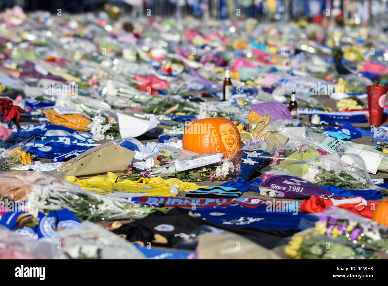 Leicester, Großbritannien. 02. November 2018: Floral Tribute, Trikots aus Clubs im In- und Ausland mit einer persönlichen Nachricht für die Opfer der Samstag Absturz eines Hubschraubers für die King Power Fußball Stadion weiterhin wächst und die inzwischen die meisten der Weg Ende der Masse. Credit: Ian Francis/Alamy leben Nachrichten Stockfoto