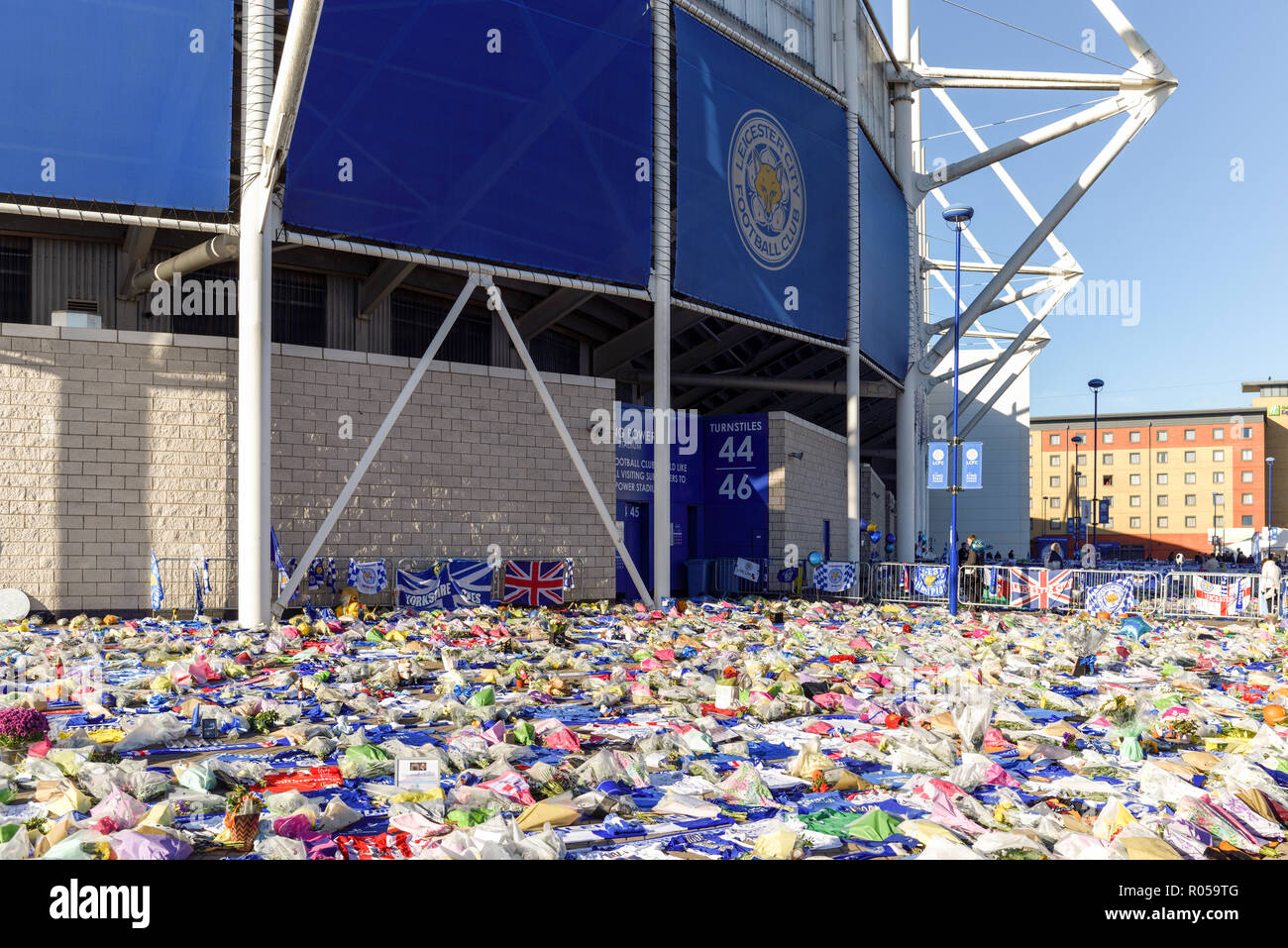 Leicester, Großbritannien. 02. November 2018: Floral Tribute, Trikots aus Clubs im In- und Ausland mit einer persönlichen Nachricht für die Opfer der Samstag Absturz eines Hubschraubers für die King Power Fußball Stadion weiterhin wächst und die inzwischen die meisten der Weg Ende der Masse. Credit: Ian Francis/Alamy leben Nachrichten Stockfoto