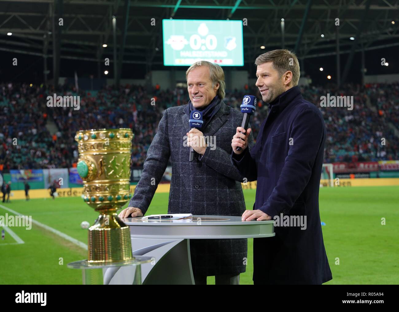 Leipzig, Deutschland. 31 Okt, 2018. firo: 31.10.2018, Fußball, 1.Bundesliga, Saison 2018/2019, DFB-Pokal, 2. Runde, RB Leipzig - TSG Hoffenheim 2:0 ARD, Sportschau, Gerd DELLING und Thomas Hitzlsperger, rechts mit DFB-Pokal | Verwendung der weltweiten Kredit: dpa/Alamy leben Nachrichten Stockfoto